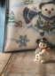Preview: Goebel Schneemann mit Schneeflocke Kleine Winterfreude NEUHEIT 2026 Porzellanfigur Weihnachten