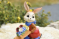 Preview: Goebel Hasenjunge So schön ist der Frühling Hase mit Schubkarre und Blumen groß