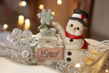 Goebel Schneemann Let it Snow Schneemann mit Bäumchen NEUHEIT 2025 Weihnachten Porzellanfigur