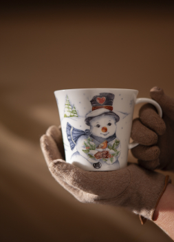 Goebel Hello Winter Coffee-/Tea Mug Schneemann mit Besen Tasse Porzellantasse NEUHEIT 2026