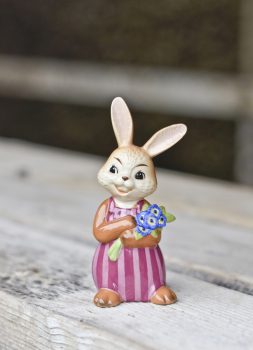 Goebel Figur Hase - Vergiss mich nicht - Hasenjunge mit Vergissmeinnicht und Kristallsteinen - Porzellanfigur ANGEBOT Ostern