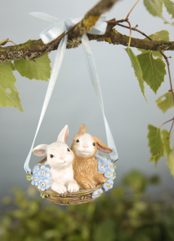 Goebel Jahresornament 2026 Häschen mit Vergissmeinnicht im Körbchen OSTERN Hase Hängeornament