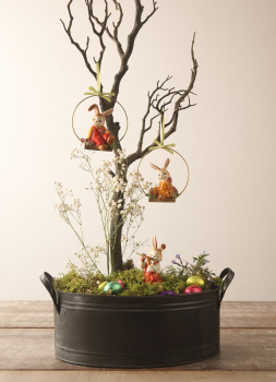 Goebel Hase Hänger Papas Bester NEUHEIT 2026 Hase auf Bank mit Blumen Porzellanhase Ostern