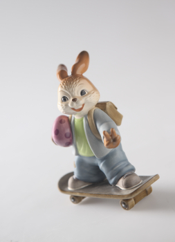 Goebel Endlich Osterferien - Hase auf Skateboard mit Osterei - NEUHEIT 2026 - Porzellanhase - Ostern