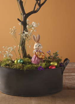 Goebel Hasenmädchen Blumen sind das Lächeln der Erde! Hase mit Blumen und Kristallsteinen - Ostern - NEUHEIT 2026 - Porzellanhase