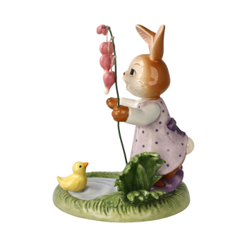 Preview: Goebel Hasenmädchen Jede Blüte ist ein kleines Wunder! Hase mit Tränenden Herz - Ostern - NEUHEIT 2026 - Porzellanhase