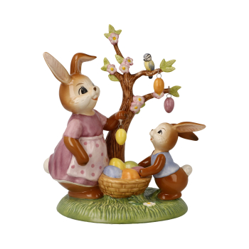 Goebel Figur Hasen - Unser kleines Osterkunstwerk - Ostern Hasen am Osterbaum mit Hasenmädchen LIMITIERTE EDITION
