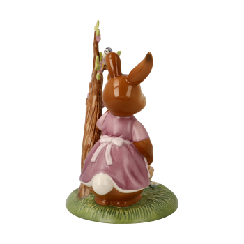 Preview: Goebel Figur Hasen - Unser kleines Osterkunstwerk - Ostern Hasen am Osterbaum mit Hasenmädchen LIMITIERTE EDITION