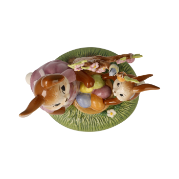 Goebel Figur Hasen - Unser kleines Osterkunstwerk - Ostern Hasen am Osterbaum mit Hasenmädchen LIMITIERTE EDITION