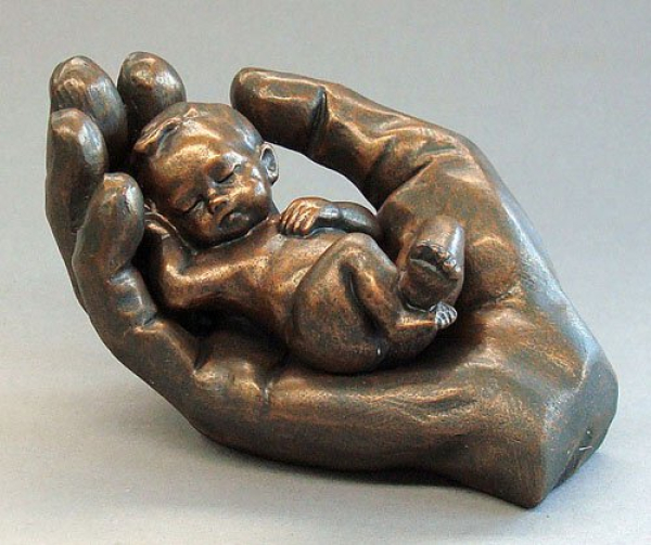 Parastone Emotion tenderness dark Kind in seiner Hand Kind Skulptur Statue Taufe Kommunion Museumsshop