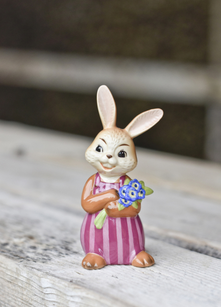 Goebel Figur Hase - Vergiss mich nicht - Hasenjunge mit Vergissmeinnicht und Kristallsteinen - Porzellanfigur ANGEBOT Ostern