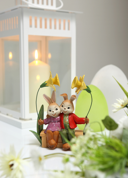 Goebel Unsere kleine Welt Hasenpaar auf Gartenbank NEUHEIT 2024 Ostern