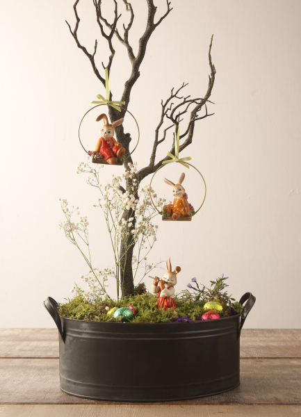 Goebel Hase Hänger Mamas Liebling NEUHEIT 2026 Hase auf Bank mit Blumen Porzellanhase Ostern