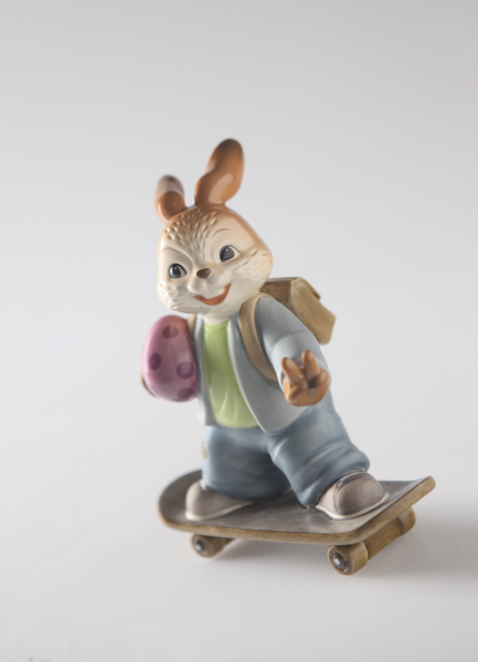 Goebel Endlich Osterferien - Hase auf Skateboard mit Osterei - NEUHEIT 2026 - Porzellanhase - Ostern