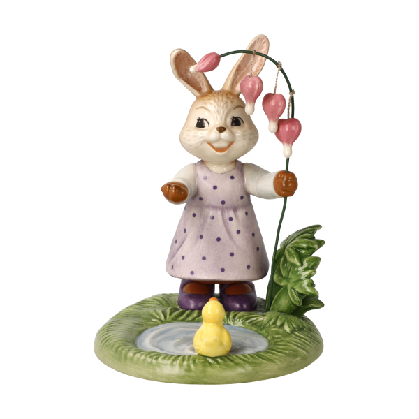 Goebel Hasenmädchen Jede Blüte ist ein kleines Wunder! Hase mit Tränenden Herz - Ostern - NEUHEIT 2026 - Porzellanhase