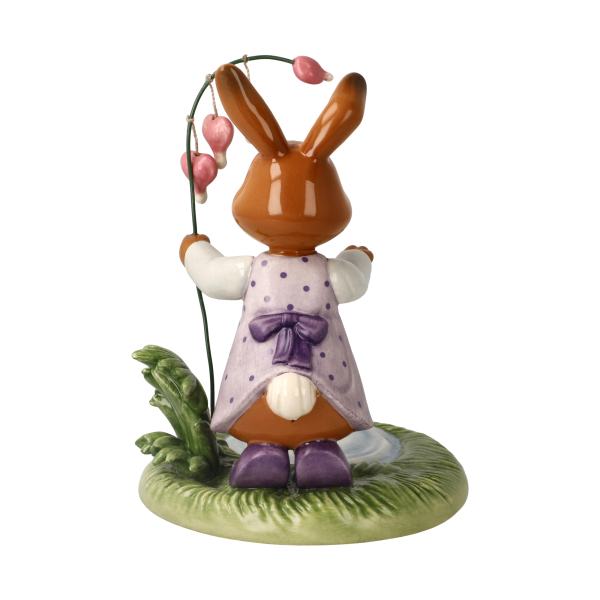 Goebel Hasenmädchen Jede Blüte ist ein kleines Wunder! Hase mit Tränenden Herz - Ostern - NEUHEIT 2026 - Porzellanhase