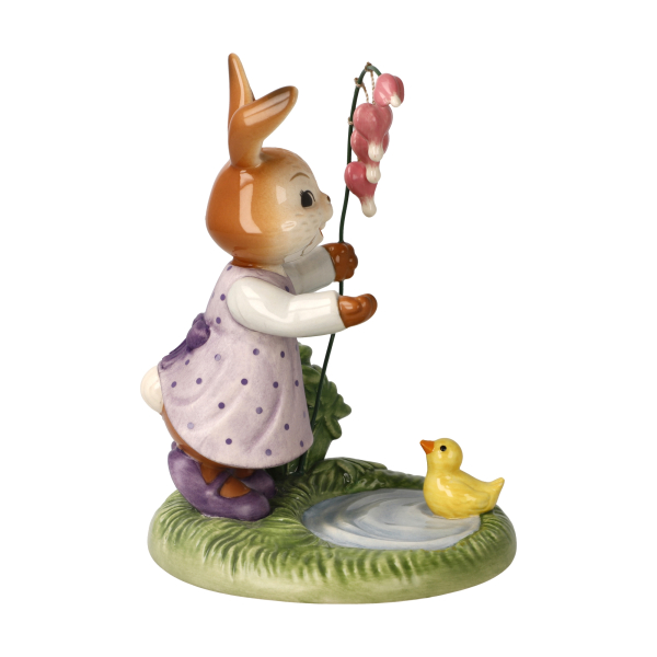 Goebel Hasenmädchen Jede Blüte ist ein kleines Wunder! Hase mit Tränenden Herz - Ostern - NEUHEIT 2026 - Porzellanhase