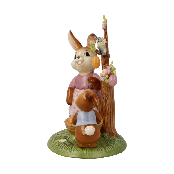 Goebel Figur Hasen - Unser kleines Osterkunstwerk - Ostern Hasen am Osterbaum mit Hasenmädchen LIMITIERTE EDITION