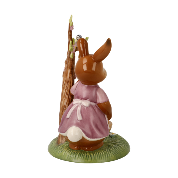 Goebel Figur Hasen - Unser kleines Osterkunstwerk - Ostern Hasen am Osterbaum mit Hasenmädchen LIMITIERTE EDITION